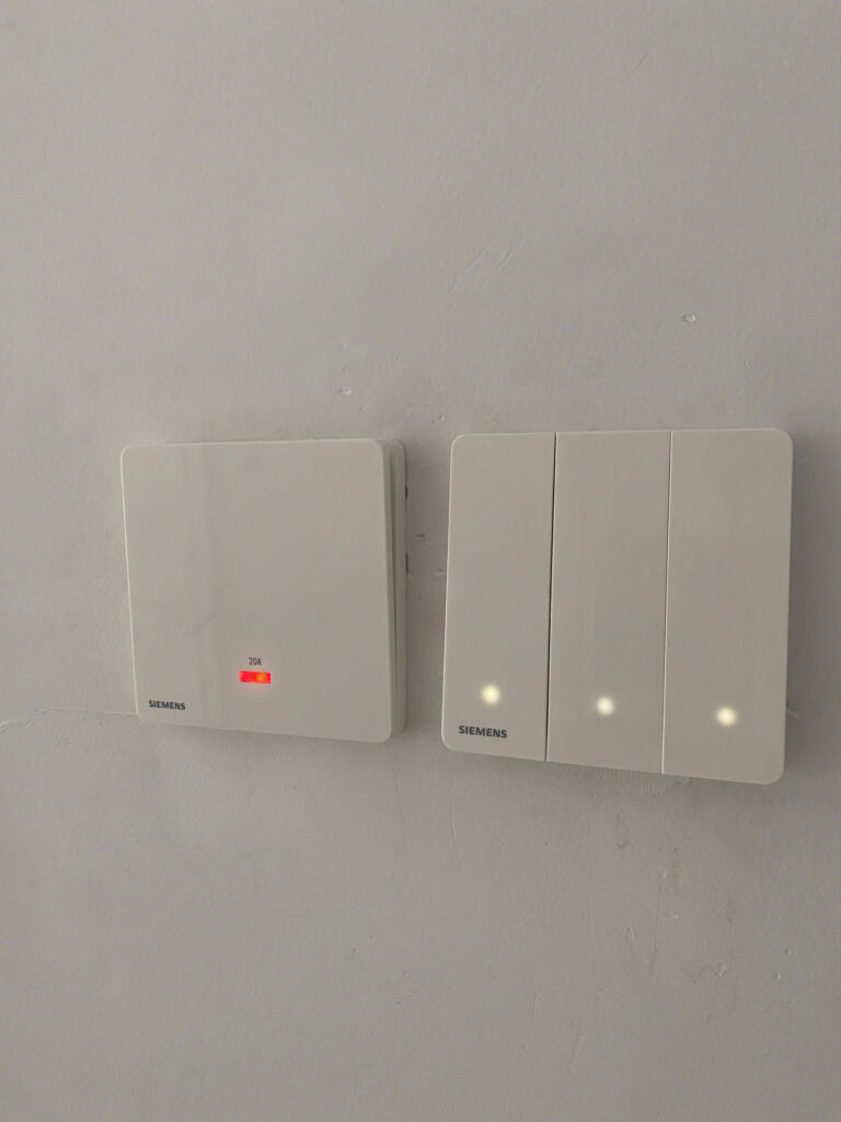 Công tắc Siemens Arina trắng có Led