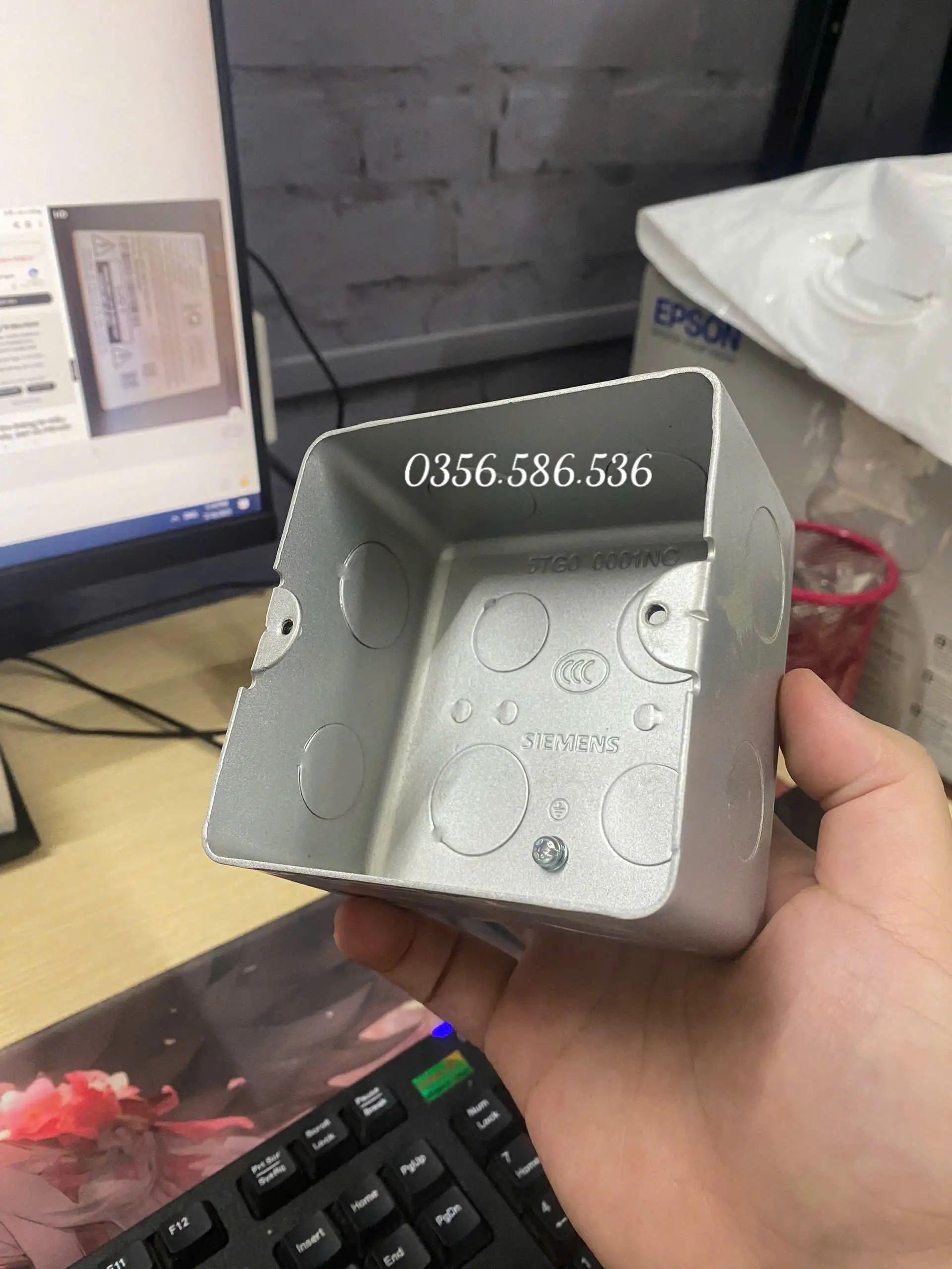 Đế Âm Cho Ổ Cắm Âm Sàn Siemens