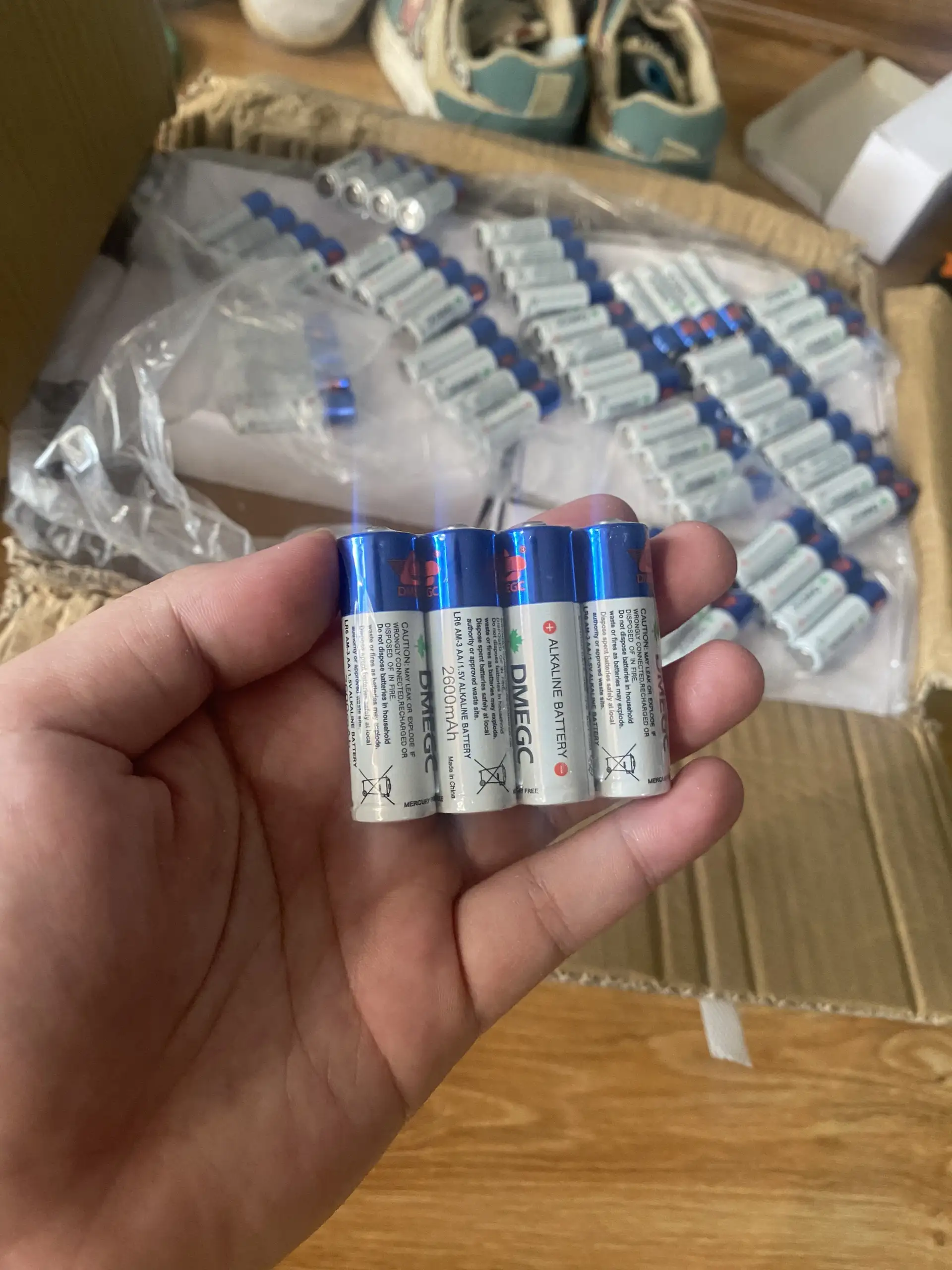 Alternative view of PIN DMEGC Alkaline AA dung lượng chuẩn 2600 mAh (vỉ 4 viên) – Sử dụng cho chuột máy tính, bàn phím, remote, khóa vân tay v.v…